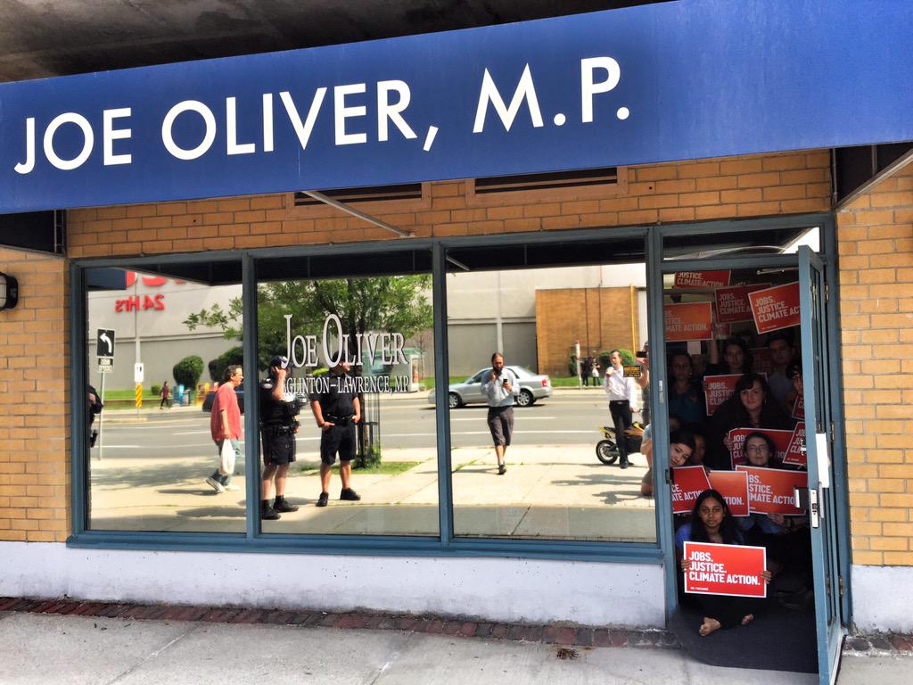 DirectlyAffectd's tweet photo. .@350Canada @350 #Canada demands #jobsjusticeclimate at @MinJoeOliver office in #YYZ photo:@zack_embree #WhereWelive http://t.co/zNqApddTfH