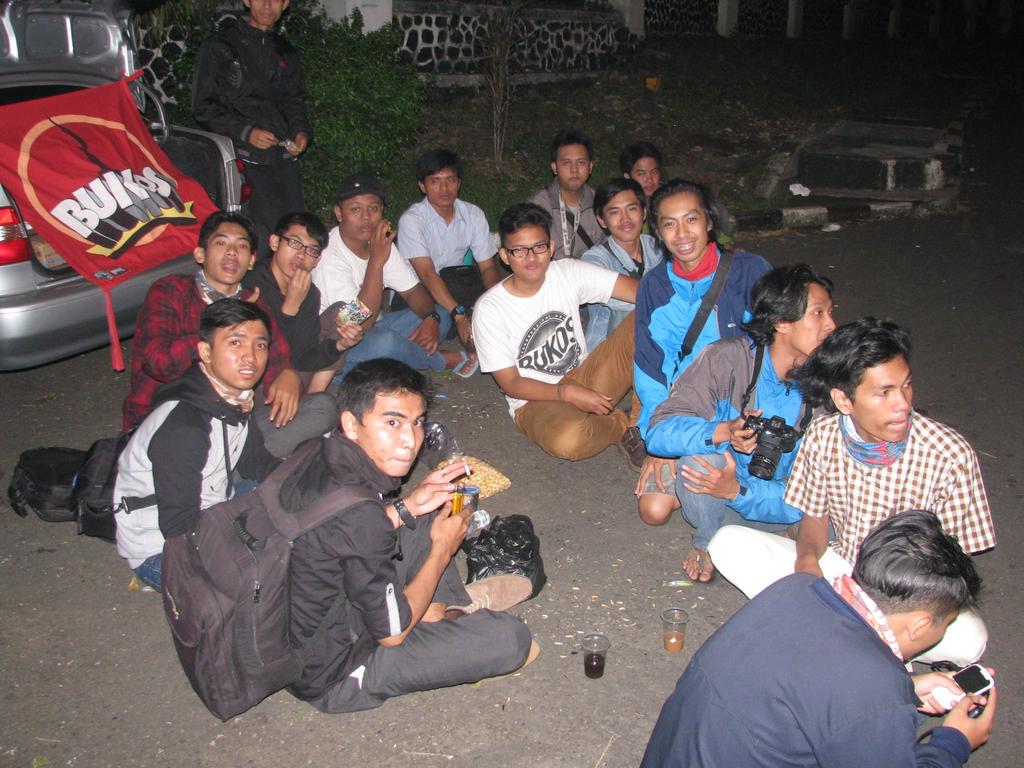 BukosBogor's tweet photo. Karena ngopi-nongkrong di cafe sdh mainstream dan trlalu mahal harganya, kita putusin ngopi di jalanan, ngaspal!! 😄😄😄 http://t.co/eIWXO7pNPj