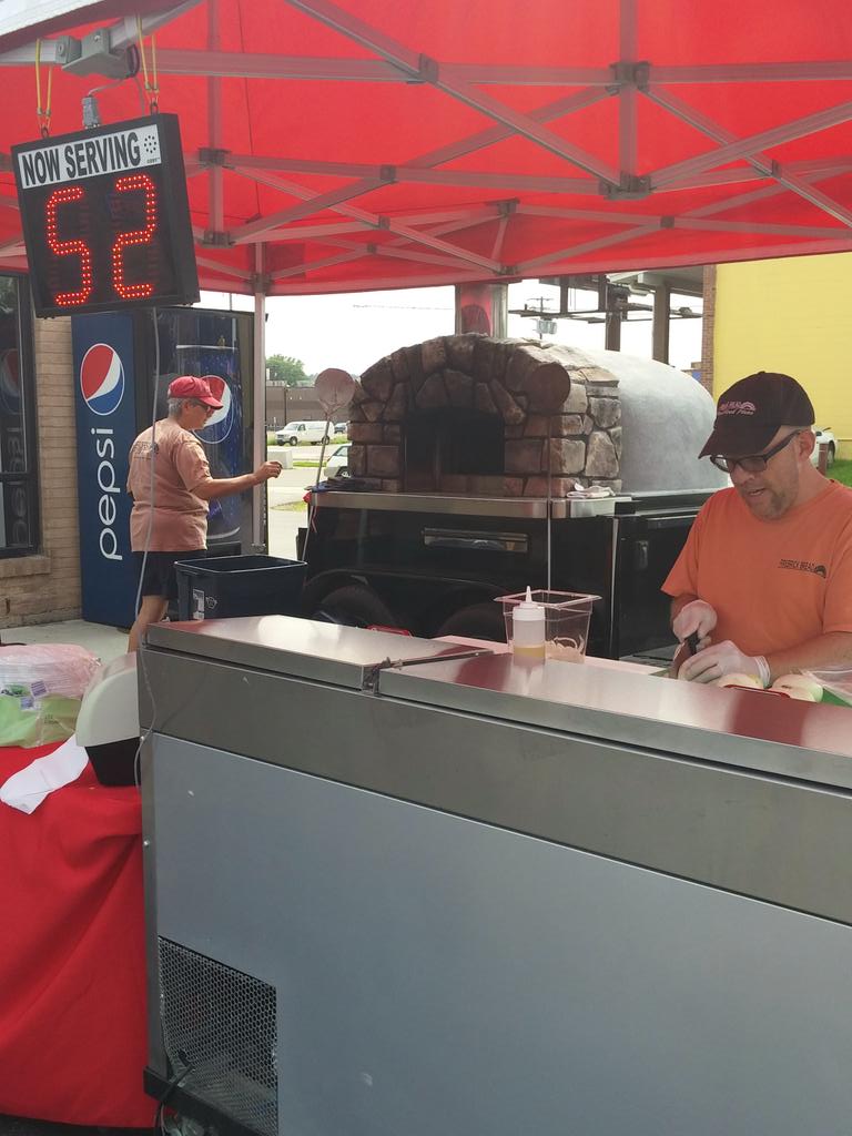 KinneyCreekBrew's tweet image. @FirebrickBread getting read to serve up some pizza! 4:30!