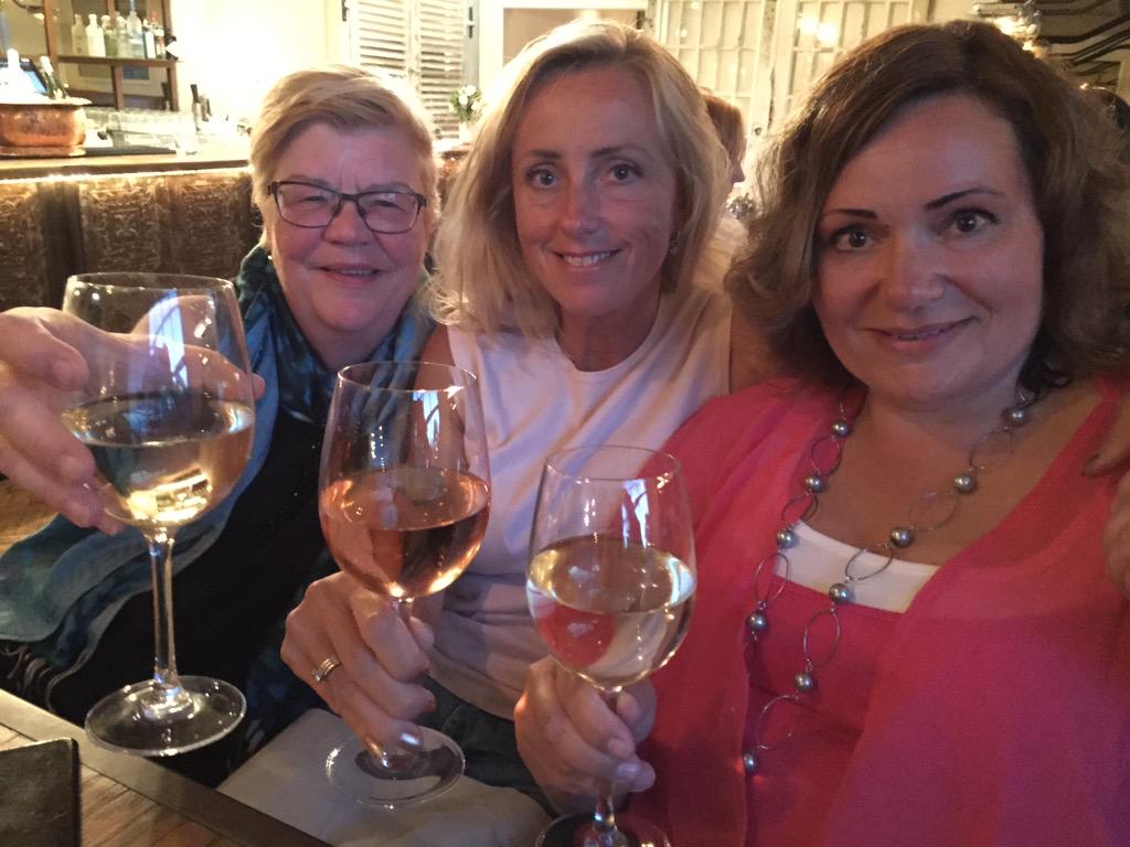 Tidningen tackar oss ikväll. Här <a href="/lenamellin/">Lena Mellin</a> <a href="/fernvall/">Lotte Fernvall</a> och jag. Foto: <a href="/StefanMattsson/">Stefan Mattsson</a> #aftonbladet #Almedalen