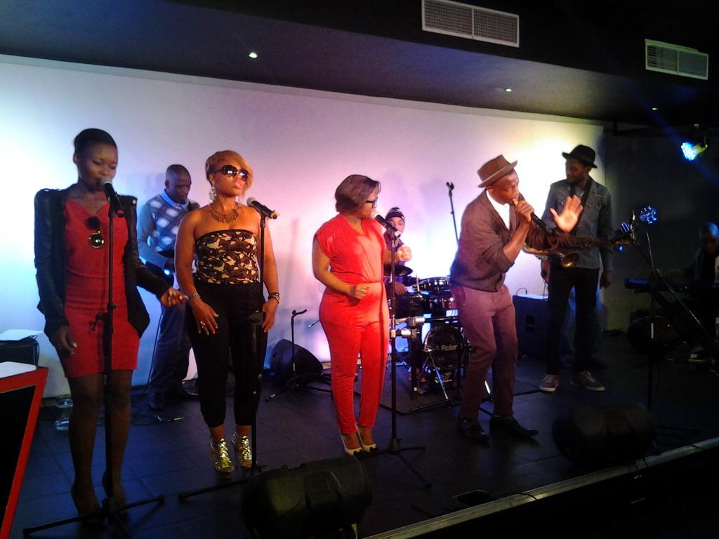 PuleMohodi's tweet photo. @Afrisoul_ &amp; @MaximumStylez Band performane @Yfm #LiveNReyired with @MsTheo2 @pepsinsa @FruityStar @Dat_Boi_Blocc http://t.co/NyGoo9xUOO
