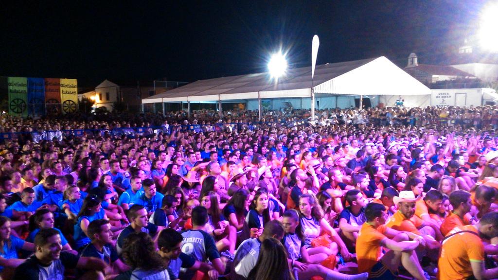 Pepe Reina y el Sevilla saludando a los atletas de las #OlimpiadasRurales2015 Sucede ahora