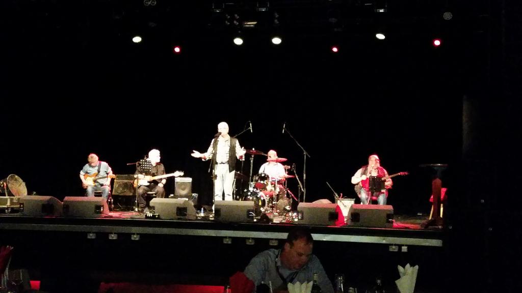 smmudgeUK's tweet photo. Entertainment at #ukela2015 after a great meal. http://t.co/sTmnnQhpry