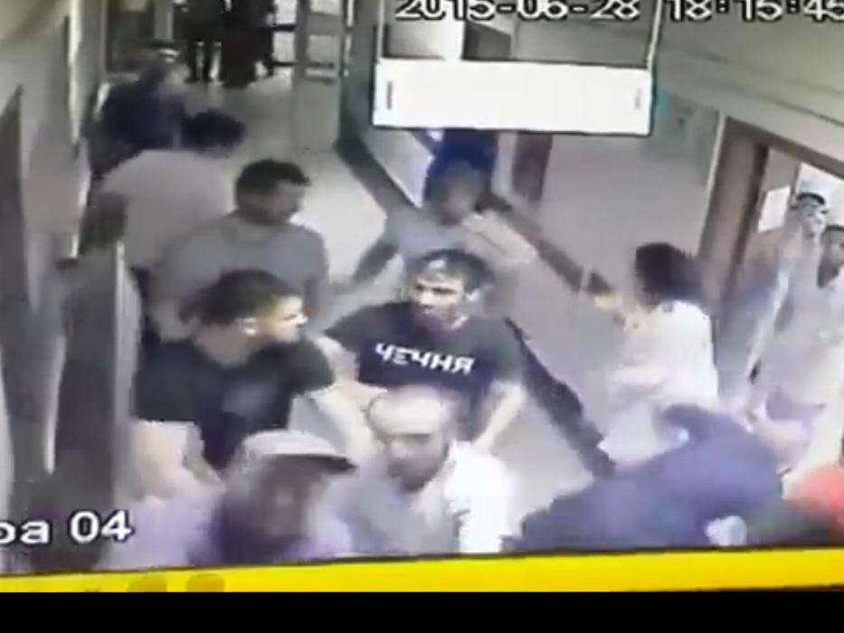 Нападение на медработников. Нападение на медработников. Драки в больнице в комнате. Драка в больнице прикол. Драка в больнице.