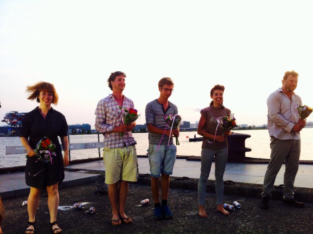 alsdeberenkomen's tweet photo. Het was premiere en wij zijn blij en nu gaan we zwemmen en bier drinken!! Zien we je op @overhetij ? #dak #overhetij http://t.co/F2VqFsGGqb
