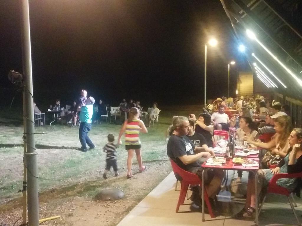 ferrandetoro's tweet photo. Concertas a la terrassa local social Campllong amb timeless http://t.co/4fjD79eaHM