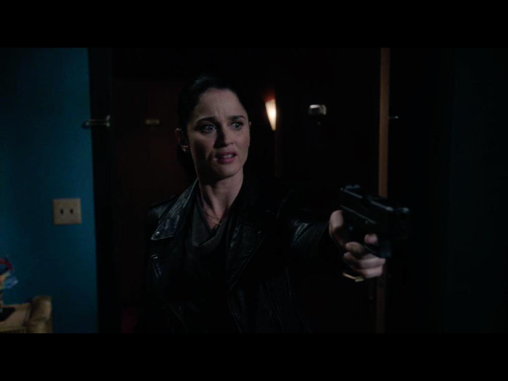 vivolia's tweet photo. @RealRobinTunney was it hard learning to use your left hand to hold a gun? http://t.co/rtjsFw6b9f