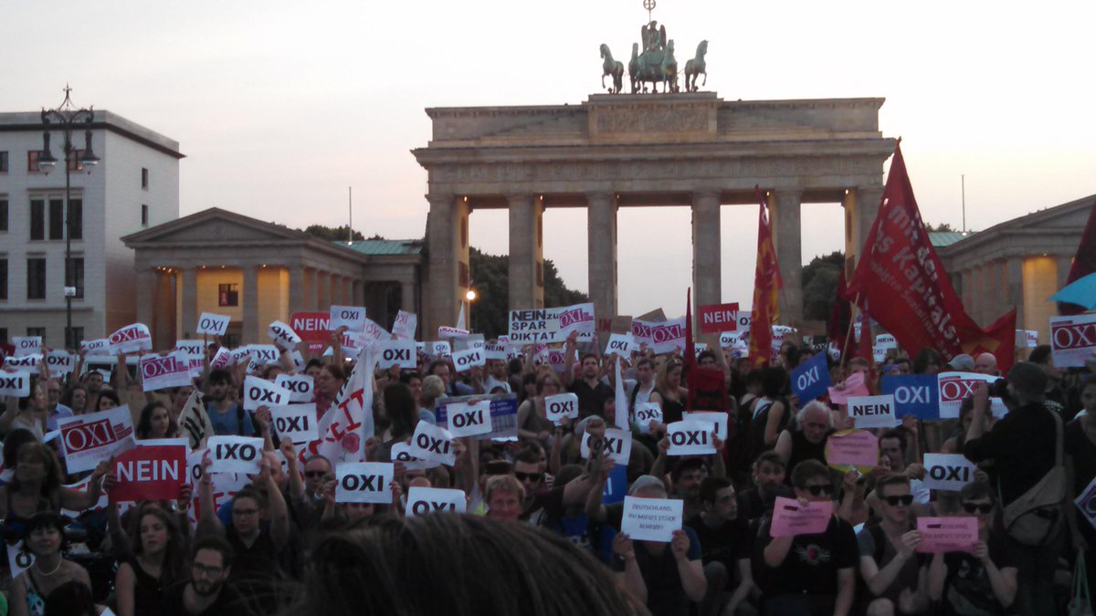 pressenza_ger's tweet photo. #Die Menschen in Berlin senden ein lautes #OXI nach #Athen: http://t.co/9FAGkjarh9 #Unify4Change #Grexit #Greferendum http://t.co/Ye330Dr4bP