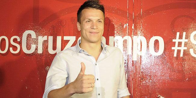 SevillaActual's tweet photo. Konoplyanka llega a Nervión para cerrar su fichaje con el Sevilla #SevillaFC http://t.co/2SDKxUpRkY http://t.co/WdzhSJWNrt