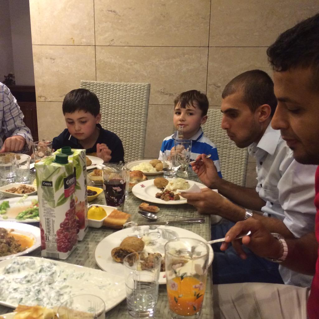 Kadkyk's tweet photo. Kulüb üyelerimizi misafir eden işadamı Sn Oğuzhan Bayer beyefendiye çok teşekkür eder hayırlı ramazanlar dileriz http://t.co/tPUoeMnaVg