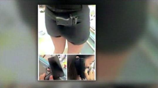 elespectador's tweet photo. Estuches de celular con forma de pistola: la más reciente pésima idea en EE.UU. http://t.co/i3fq0Q7RY0 http://t.co/f8t4e8GutA