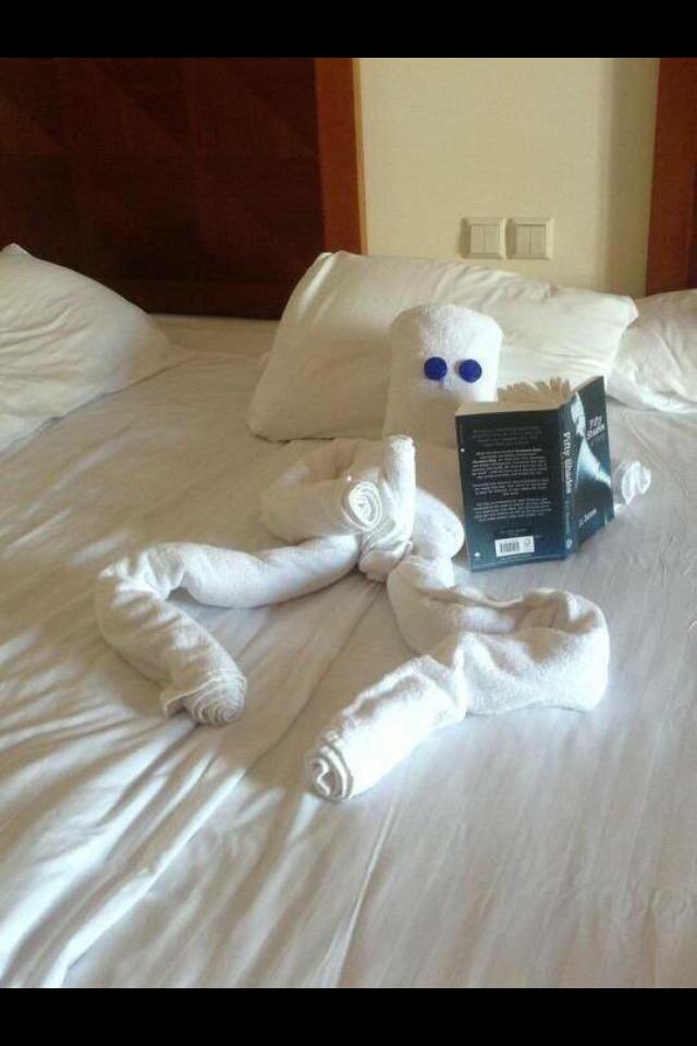 charley1512's tweet photo. New Age Hotel Towel Art @andyanglian_lfc 😂 #genius! http://t.co/34nEp5yqos