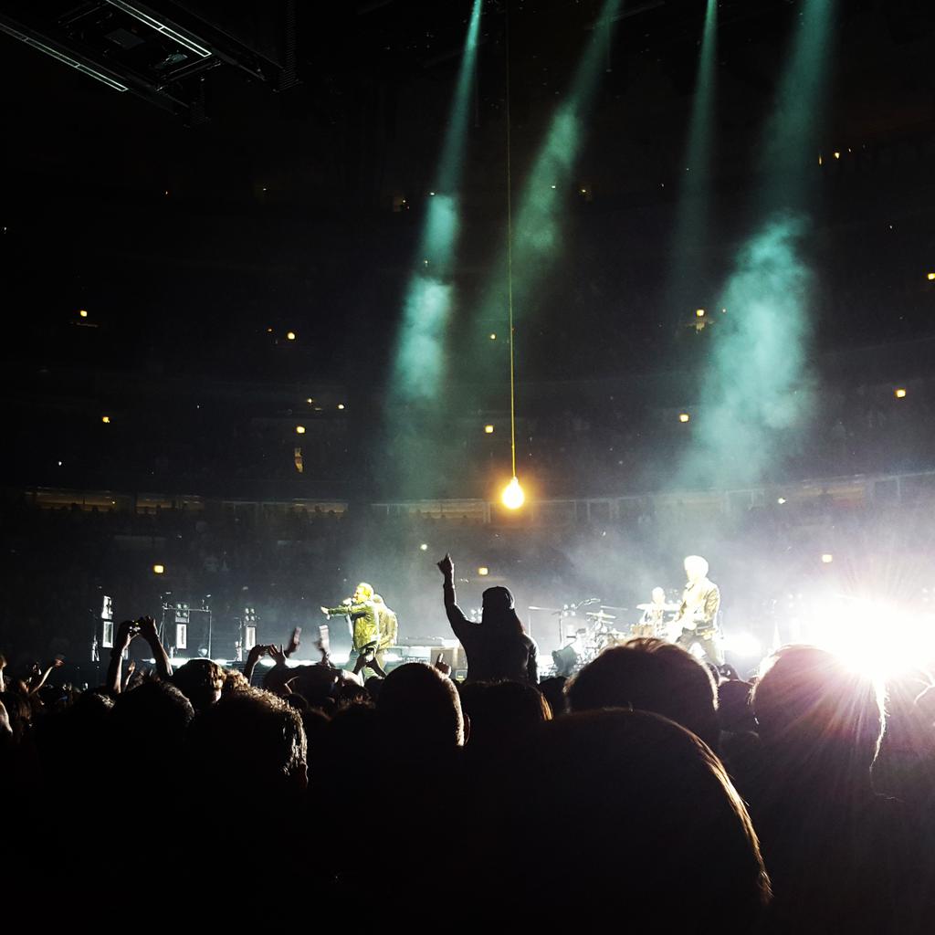 bethandbono's tweet photo. Shoulder girl is full of bright ideas. #u2ietour #chi5 http://t.co/I4t0L61G4x