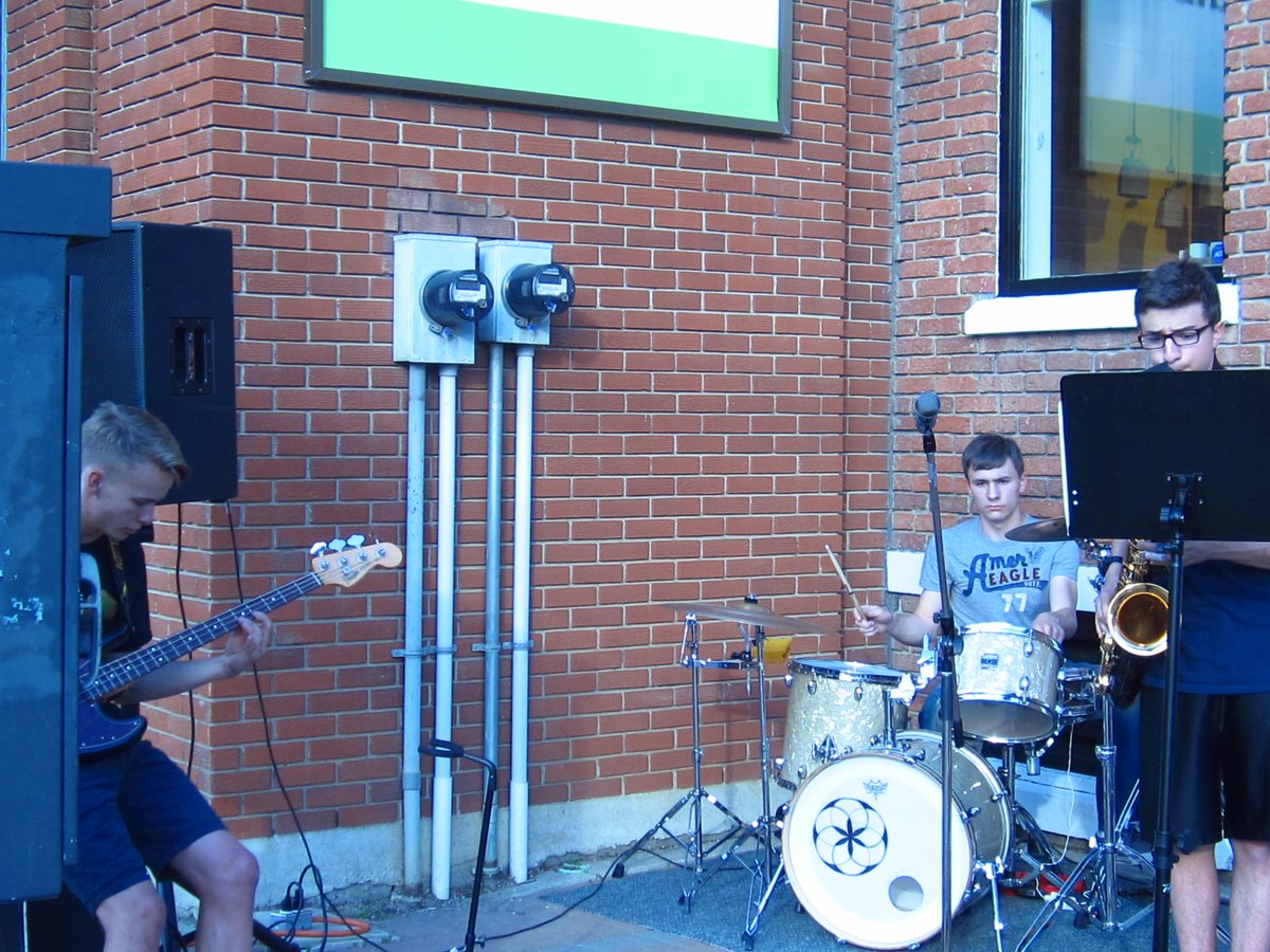 artwalksta's tweet photo. The Thursdays played an amazing set at #artwalk #stalbert last night! #stalbertaw @ArtGalleryStAlb @stalbertart http://t.co/0SnHxp9Epq