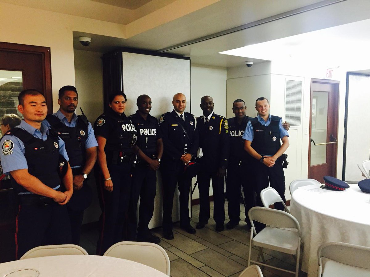 Pcswider10185's tweet photo. Congrats @PCAKhan10399 leadership award!! Great work @TorontoPolice @PCSandhu8745 http://t.co/Au91ezwyll