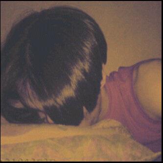 وضعي الحين محتاج واحد احط راسي ع صدره واشكيله حنيني وحناني 😢😋😘😊😍