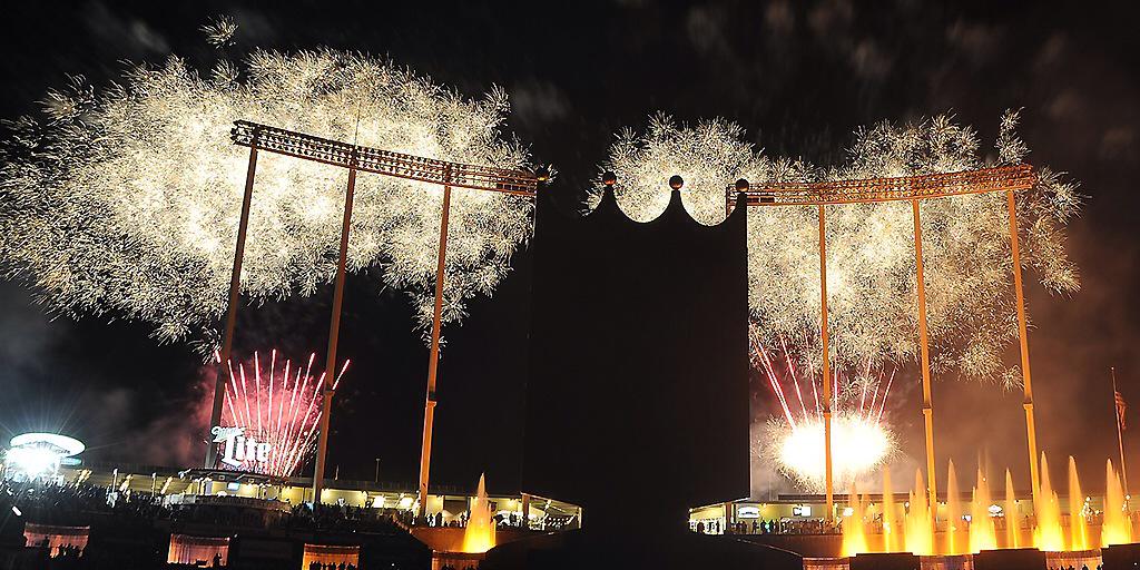 MLB's tweet photo. It’s officially the 4th. Celebrate! 🎆🇺🇸⚾️ http://t.co/RLRDg0hF6S