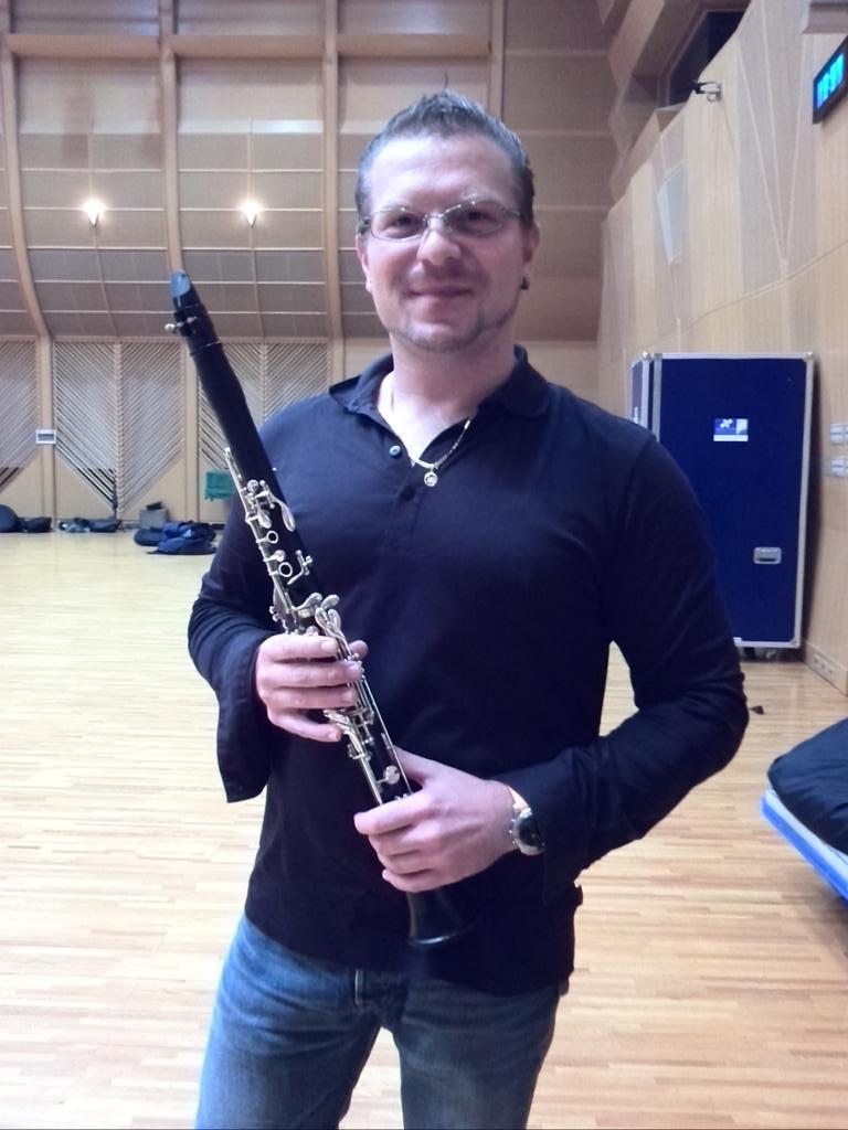 名古屋フィルハーモニー交響楽団 リハーサルは リードの狂詩曲 ラフーン へ ラフーン とは墓地の名前で アイルランドの文豪ジェイムズ ジョイスの詩に基づいています 夢見るように美しいクラリネット ソロを 名フィル首席奏者 ロバート