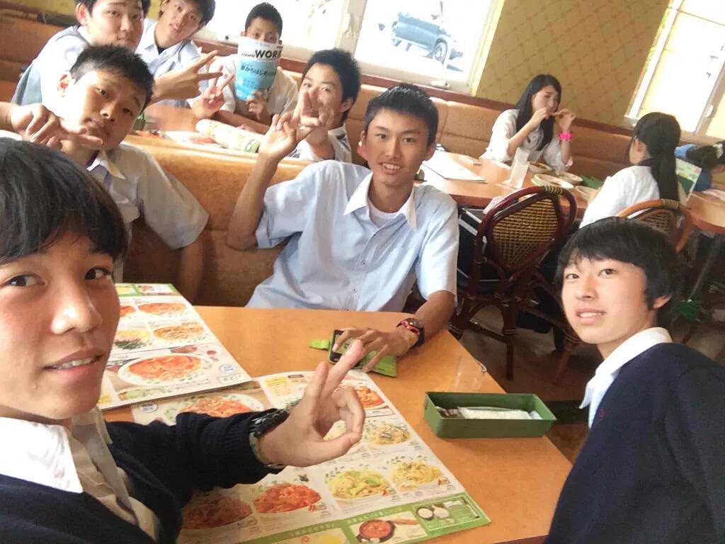 B___aru's tweet photo. みんな揃って
サイゼに来ております。 http://t.co/QUkPvGbwR8