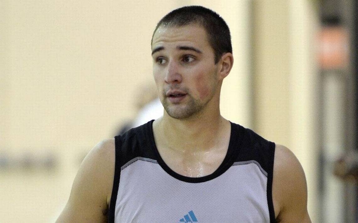 AaronCraftFans's tweet photo. Aaron Craft joined @Hornets’ camp this week, puts medical school on hold to chase NBA dream http://t.co/fVRNoZBLTb http://t.co/fiAic9H2Tp