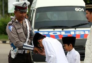 luu_yaa's tweet photo. ada dua plihan saat bertemu dengan pak polisi. http://t.co/LBzjBN0YGC