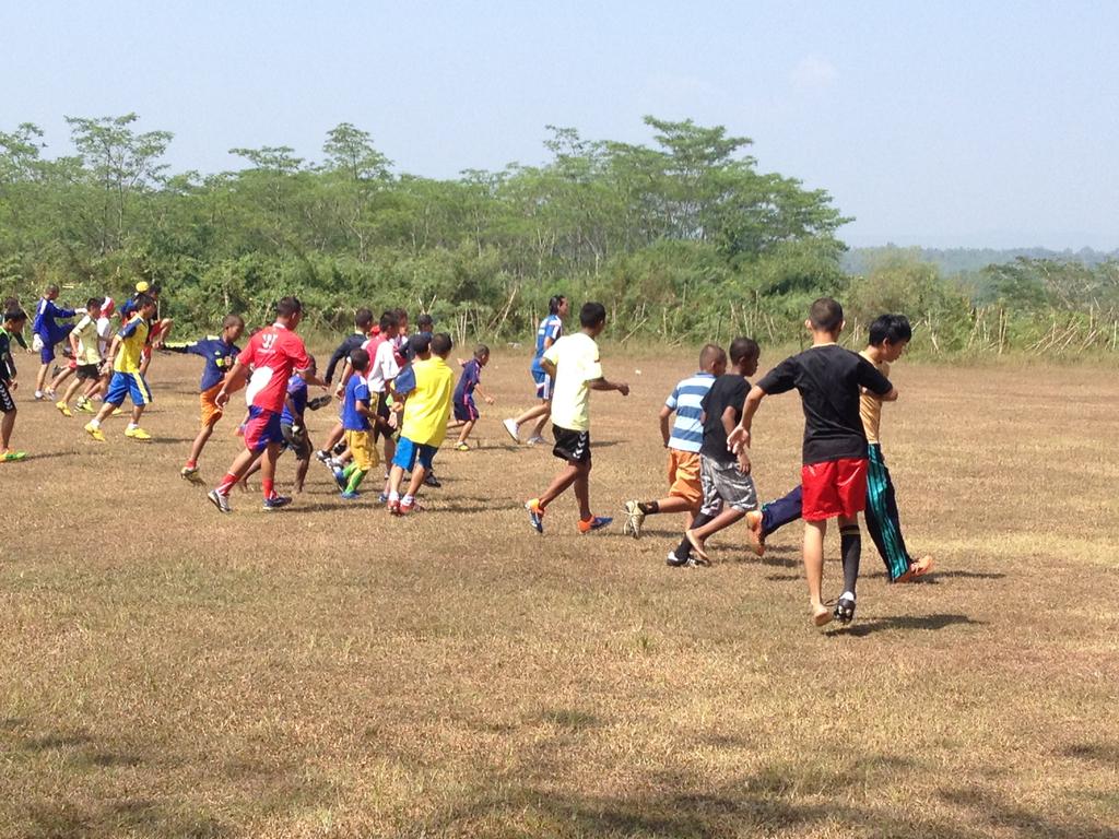 Ezra Walian bersama anak-2 panti Mama Sayang di Jonggol. Ceria di bawah terik matahari. <a href="/ezzie1020/">Ezra Walian</a> <a href="/AjaxFoundation/">AjaxFoundation</a>