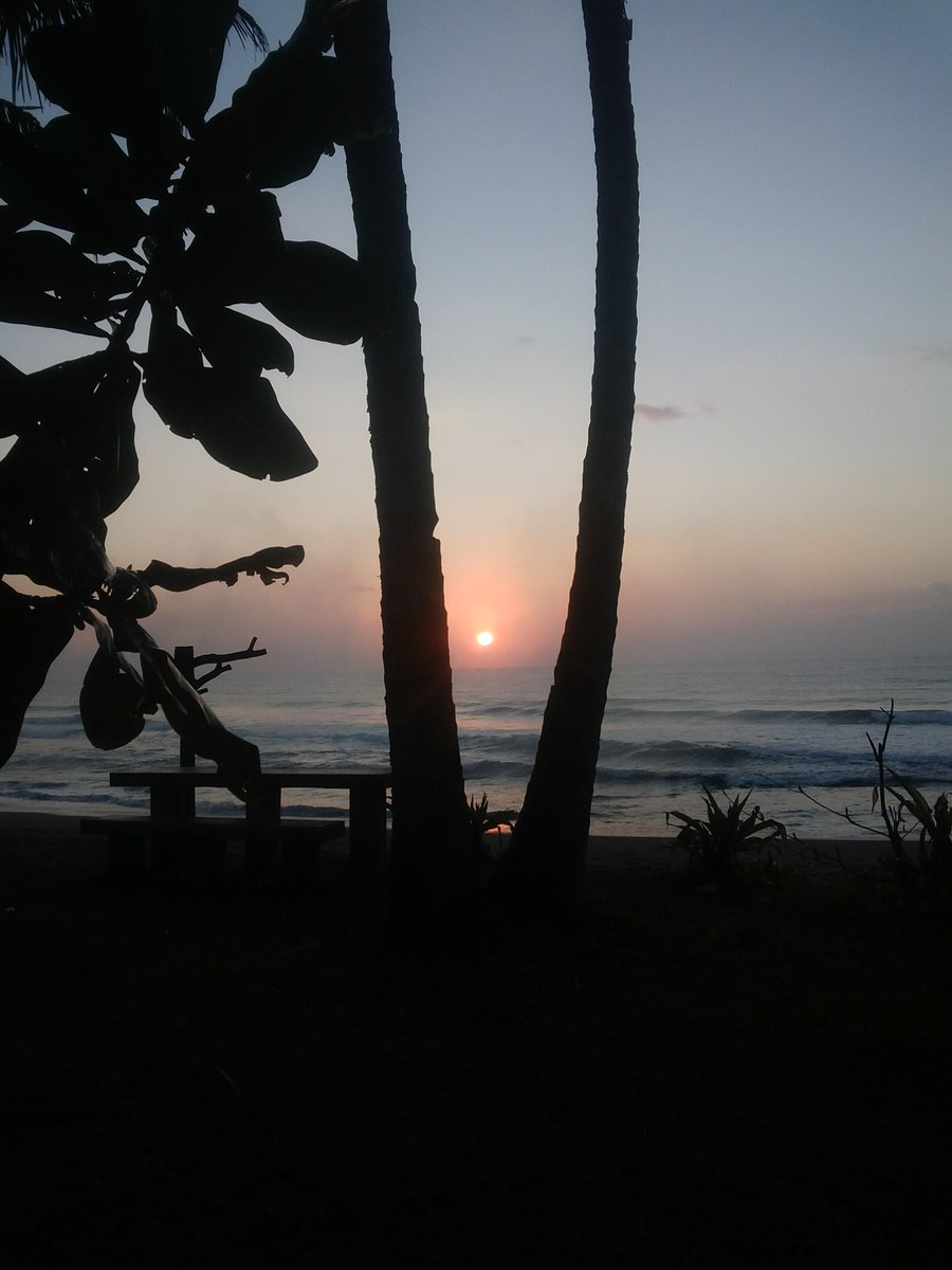 eko_mahessa's tweet photo. Pagi2 liat sunrise di @balekarang batu karas, lanjut nge jus dipinggir pantai bersama anak &amp; istri 👍👌 http://t.co/WjJRbxegsl