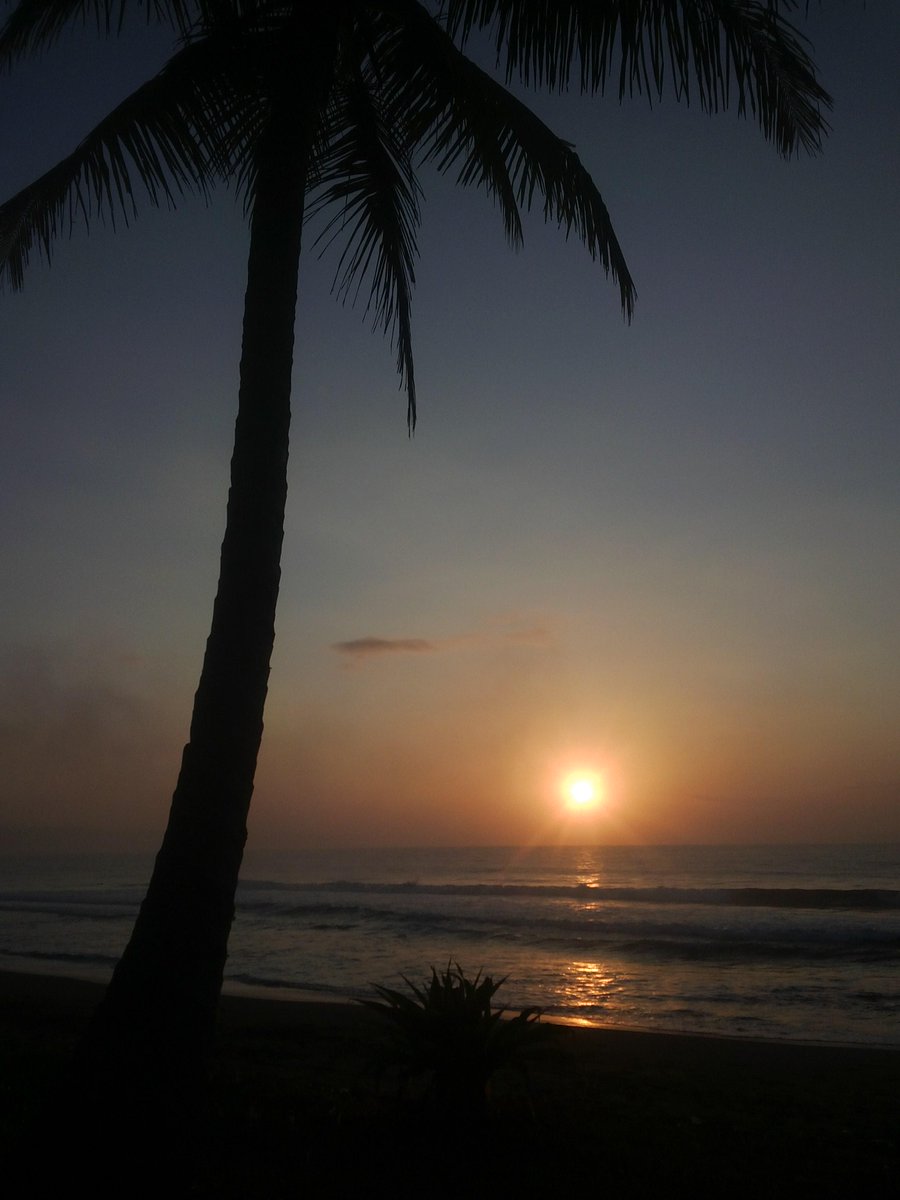 eko_mahessa's tweet photo. Pagi2 liat sunrise di @balekarang batu karas, lanjut nge jus dipinggir pantai bersama anak &amp; istri 👍👌 http://t.co/WjJRbxegsl