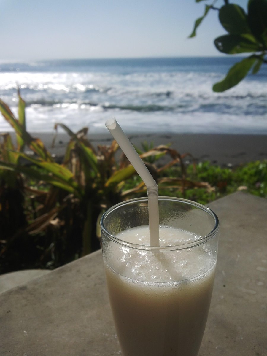 eko_mahessa's tweet photo. Pagi2 liat sunrise di @balekarang batu karas, lanjut nge jus dipinggir pantai bersama anak &amp; istri 👍👌 http://t.co/WjJRbxegsl