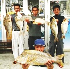 沖縄タイムス On Twitter 有釣天 下げ潮時 タマン数釣り Http T Co Xlceiyw63q 仲間内のタマン ダービーで連日激しいデッドヒートを繰り広げている嘉陽さん 恩納村海岸の水深３メートルのマル秘ポイントでの釣果 釣り 有釣天 タマン Http T Co Eb1ua0gk1o