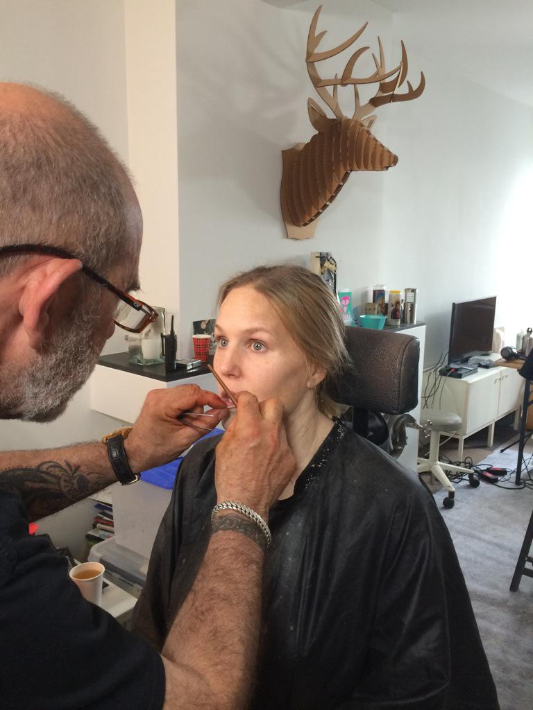 Het is vandaag de warmste dag ooit.
Daarom mag ik de hele dag met een dikke lap siliconen op m'n gezicht acteren.,,,😫