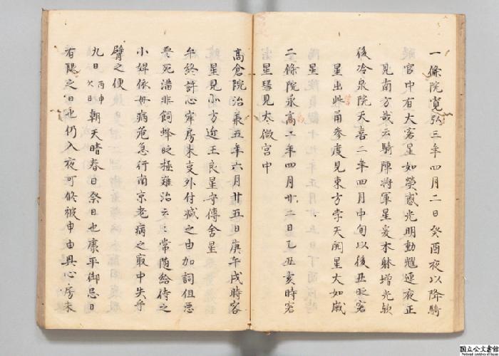 1054年7月4日、超新星爆発が世界中で観測されました。かに星雲がその