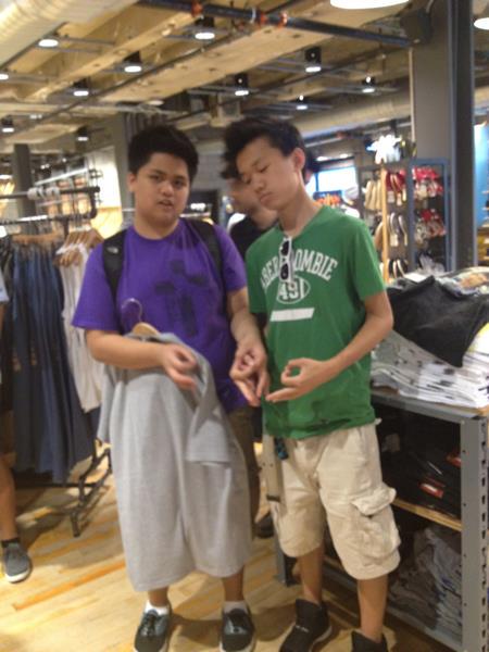 CiadoRez's tweet photo. Happy birthday, Beyoncé f3 @Stevunese
#bestfriendsince4thgrade
#fkhead
#hippolookinass http://t.co/AH579k4Yeh
