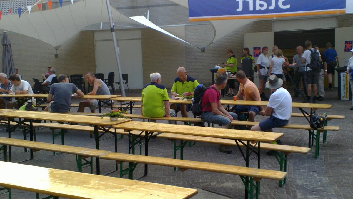 Het ontbijtbuffet voor de vroegelingen is in volle gang #Barchem4daagse