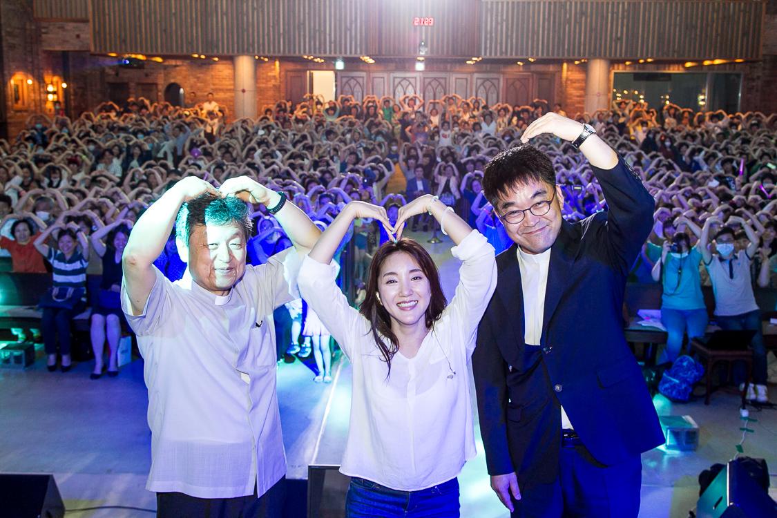 Bada0228's tweet photo. 농아분들을 돕기위한 바다의  재능기부 음악회가 성공적으로 잘 끝났습니다 함께해주신 여러분 정말 다시한번 감사감사~♡행복했던 우리들의 단체사진ㅋ 사진투척합니당^^ 다음번 재능기부 가스펠 음악회도 함께 해주세용! http://t.co/Bkj7e1zV0p