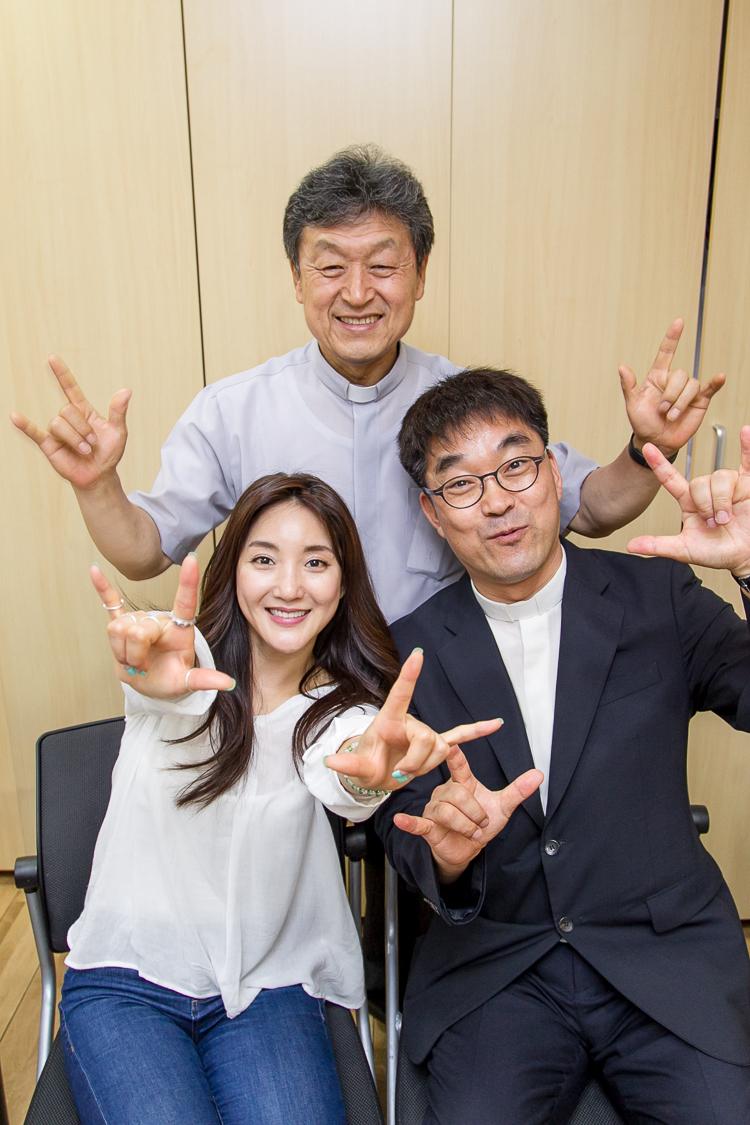 Bada0228's tweet photo. 농아분들을 돕기위한 바다의  재능기부 음악회가 성공적으로 잘 끝났습니다 함께해주신 여러분 정말 다시한번 감사감사~♡행복했던 우리들의 단체사진ㅋ 사진투척합니당^^ 다음번 재능기부 가스펠 음악회도 함께 해주세용! http://t.co/Bkj7e1zV0p