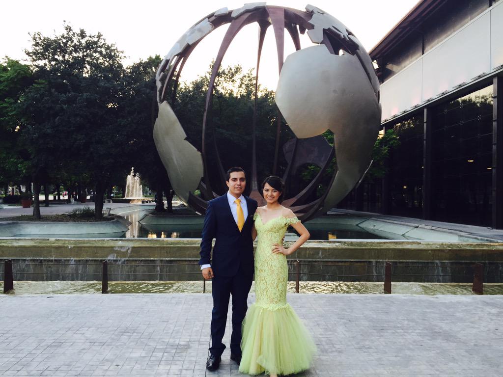 Fabian_Ibarra_S's tweet photo. Fiesta de graduación!! #PromCoach #PromCoachFARQ @carolviky @Rochalevi1 http://t.co/buqRNmuo51