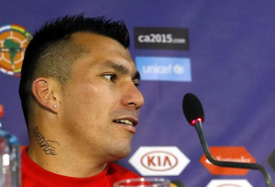 adnradiochile's tweet photo. Gary Medel: "A dejarlo todo x nuestras familias, amigos, compañeros y x todos los hinchas" http://t.co/Vt3oEbqaCa http://t.co/7AuuOeBJIj