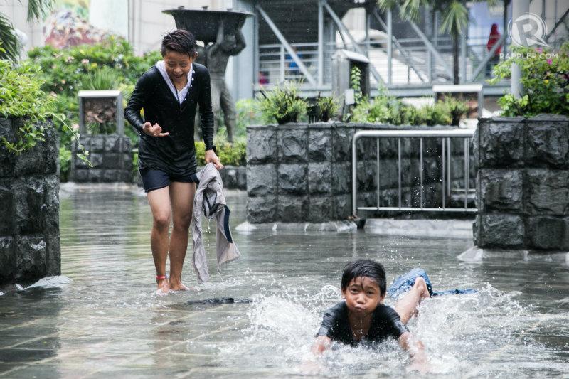 rapplerdotcom's tweet photo. Rainy morning in Metro Manila. Photos by @patnabong /Rappler

#rstream #EgayPH #WeatherAlert http://t.co/zxbiHDhwun