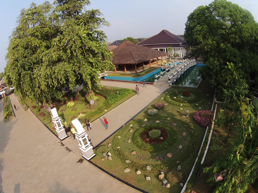DediMulyadi71's tweet photo. Yu kita Rawat ": Taman di Halaman Pemkab  ini Jadi Favorit Warga Ngabuburit - via @detikcom http://t.co/Ah7m2uTQNg http://t.co/a4L7TK5cQA"