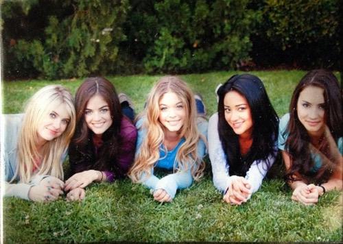 LozzaLou_XX's tweet image. Look how young they look 😩😭 #PrettyLittleLiars #SummerOfAnswers #PLLFollowParty