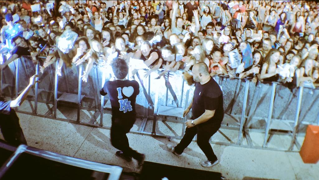 kevadamsss's tweet photo. COMPIEGNE !! Soiree de fou !! Merci pour cet ambiance de malaaade en plein air! #BigLove #VoilaVoilaSummerTour 😘✊😁 http://t.co/c5ZlX3l2GB