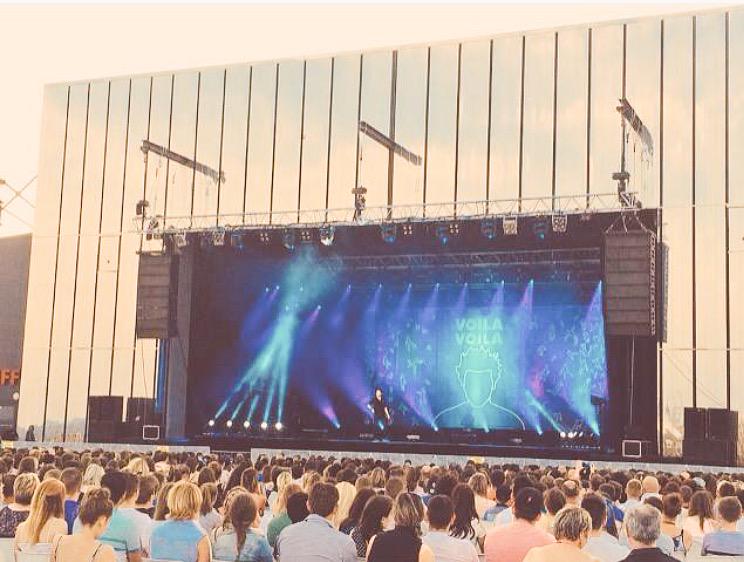 kevadamsss's tweet photo. COMPIEGNE !! Soiree de fou !! Merci pour cet ambiance de malaaade en plein air! #BigLove #VoilaVoilaSummerTour 😘✊😁 http://t.co/c5ZlX3l2GB