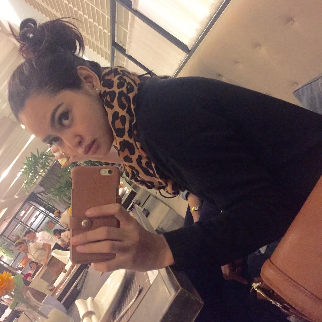 adelladellaide's tweet image. Kemaren dikirimin sweater sama @SteddyStore, bahannya enak banget serius. Ngga kaku, ngga panas, tebalnya pas.