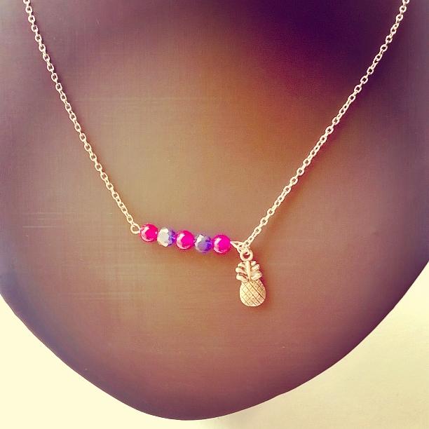 Zomerse ketting gemaakt. #ketting #lovethesummer #roze #blauw #ananas #handgemaakt #zomer