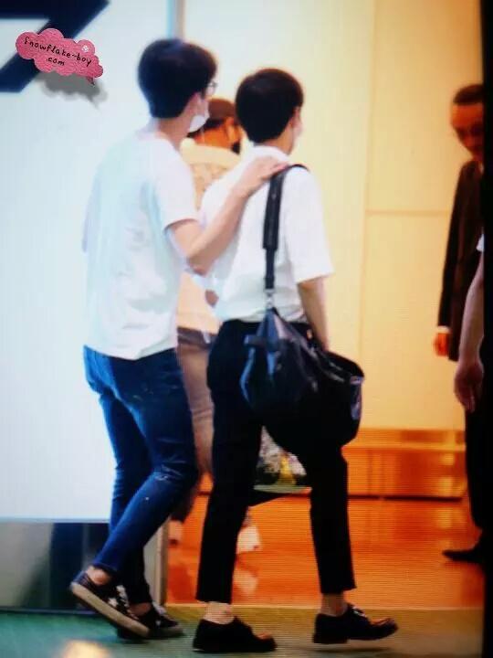 sejun_s2's tweet photo. 아이고 세상에.....사스가 김준면 어깨 성애자.... #공항세준 http://t.co/79w0gS7p4C