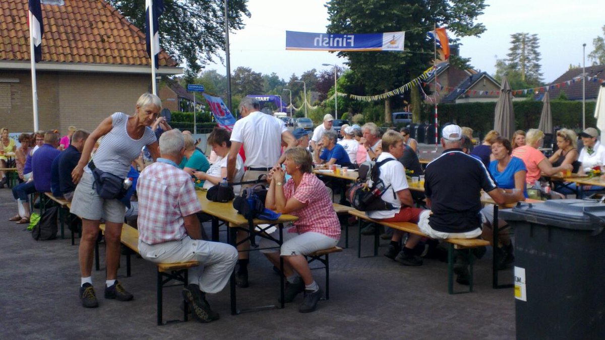 ... en rond half 7 zitten de tafels in en buiten Onderschoer vol met ontbijtende wandelaars #Barchem4daagse