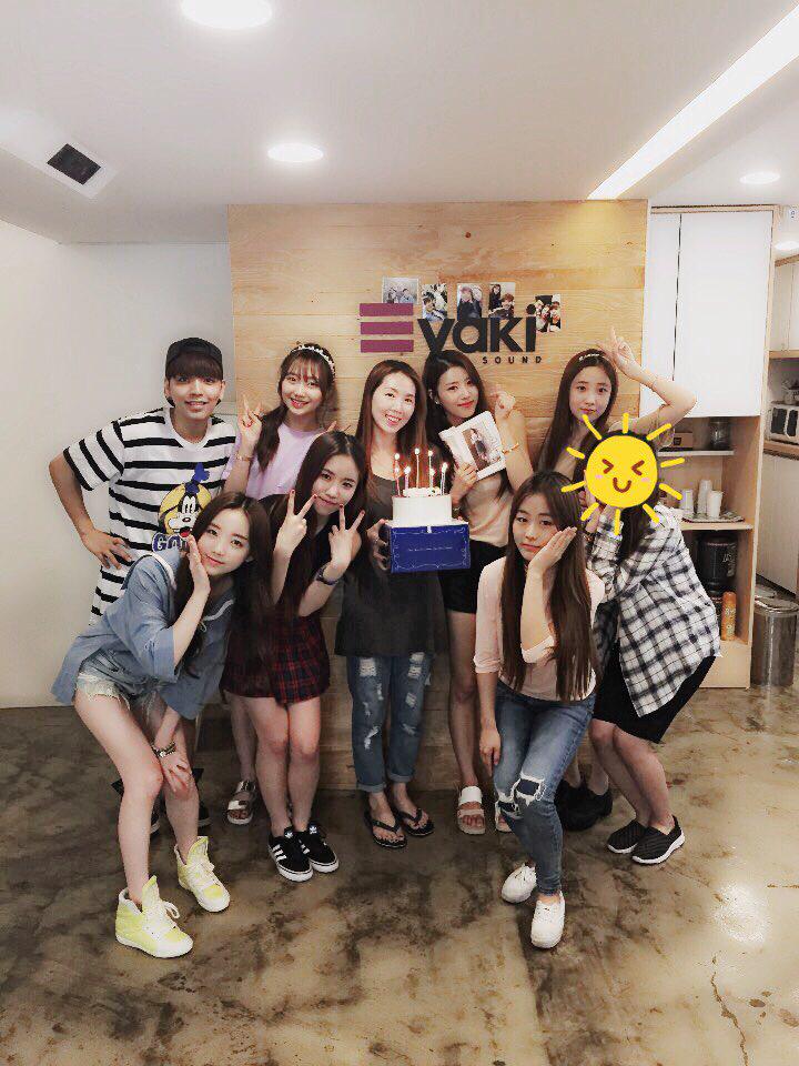 씨애틀에 있을 때 생일이어서 못챙겨줬다고 지난 생일을 기억하고 이렇게 감동스럽게 깜짝 축하해주는 이쁜이들ㅜㅜ고마워 러블리한 울 애기들❤️이번 스마일은 누구일까요?^^ #이야기사운드 #러블리즈 #김희선