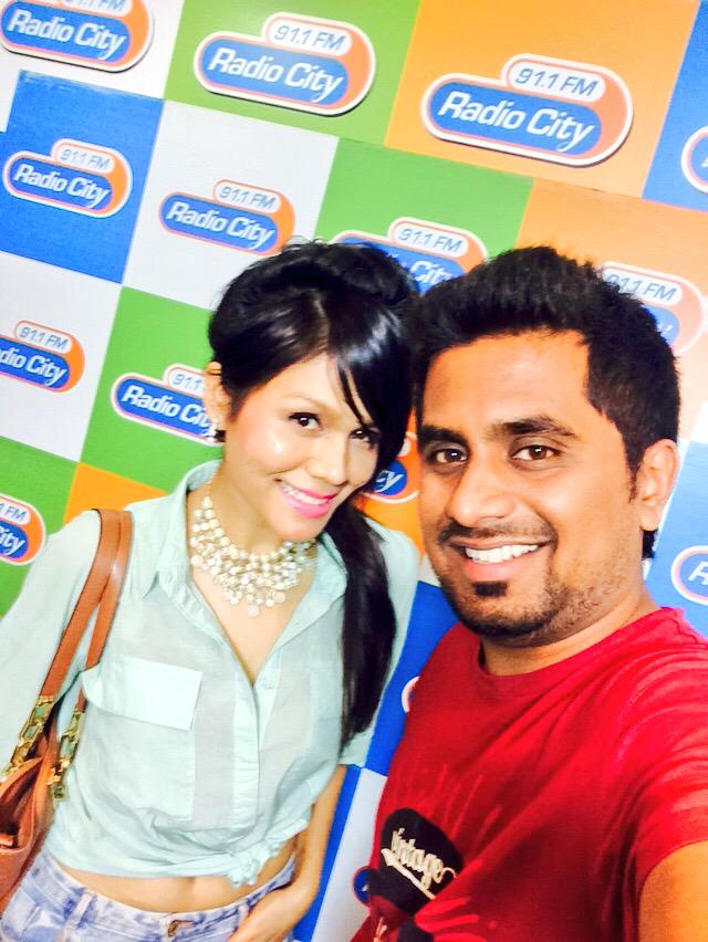 ashish_munde's tweet photo. #VeryBeautiful & #VoiceBehind one of the popular tracks of #Bollywood #BabujiZaaraDhereChalo @SonuKakkar #selfietym 😍 http://t.co/OPYOAAyl12