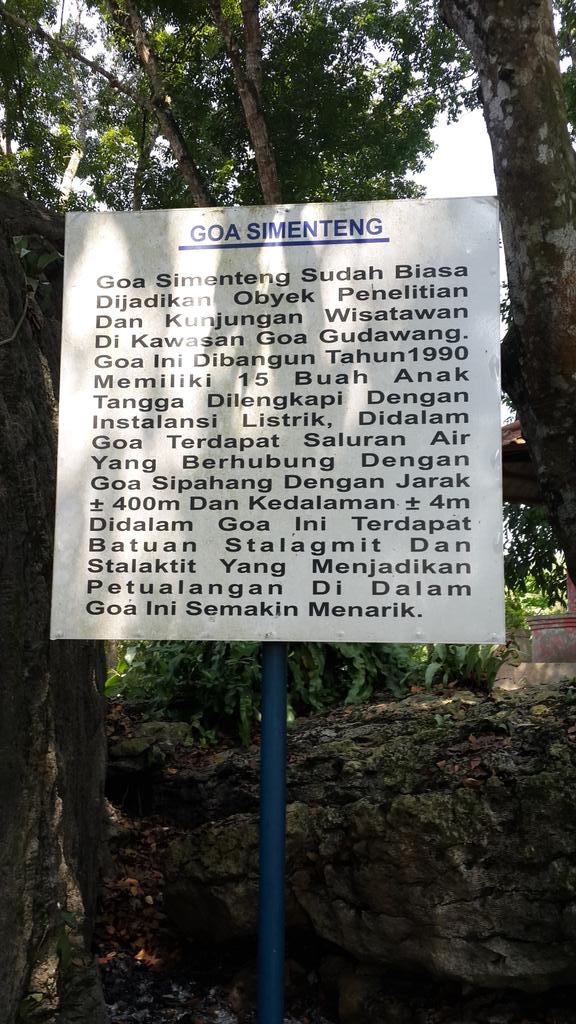 harrismaul's tweet photo. Goa Simenteng, di dalamnya ada aliran air dan grafiti alami yg bentuknya ngeri2 sedap 😱 #SilenceWitness @NewPhotoTour http://t.co/ZFiUYc1n44